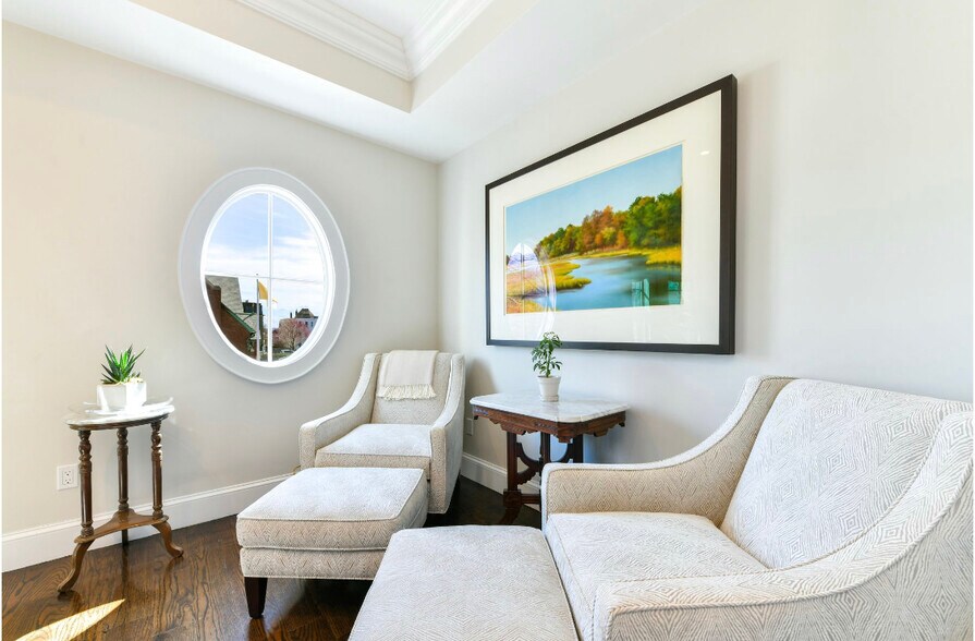 Living room - 846 E Broadway