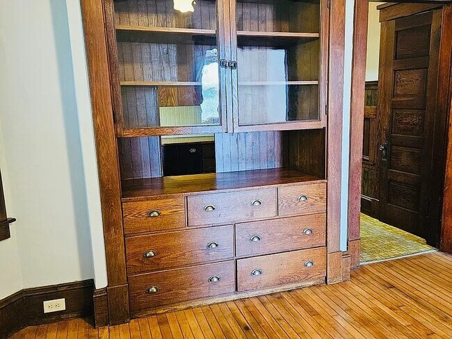 Building Photo - 263-265-265 Silver St