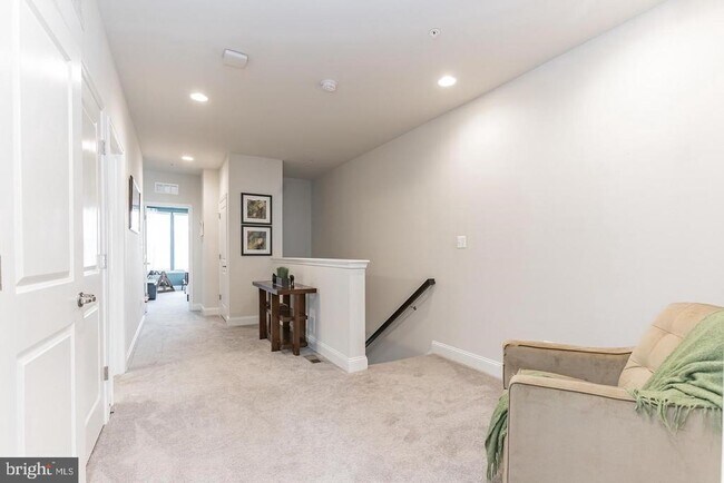 Building Photo - 7143 Beaumont Place