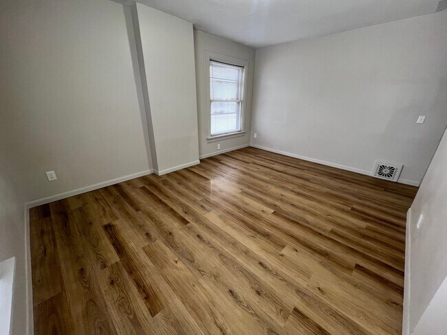 Building Photo - $870 - 2 bed 1 bath beautiful apartment