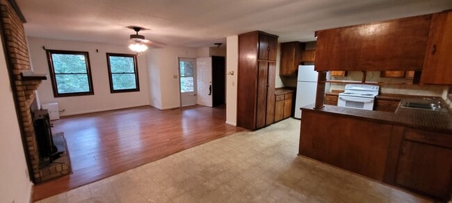 Building Photo - 4793 Castle Ford Rd