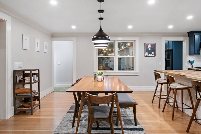 Building Photo - Charming Downtown Home!