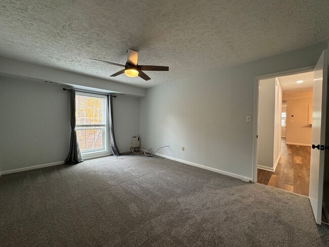 Building Photo - Sun-filled And Spacious 2 Bed 2 Bath Condo With Balcony In Desired Willow Point