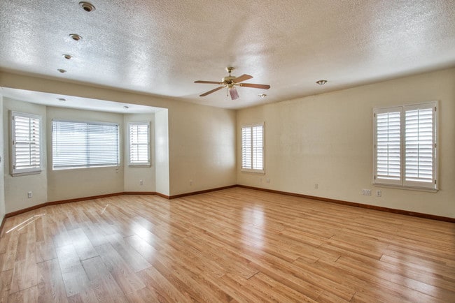 Building Photo - 6912 Crown Ridge Dr