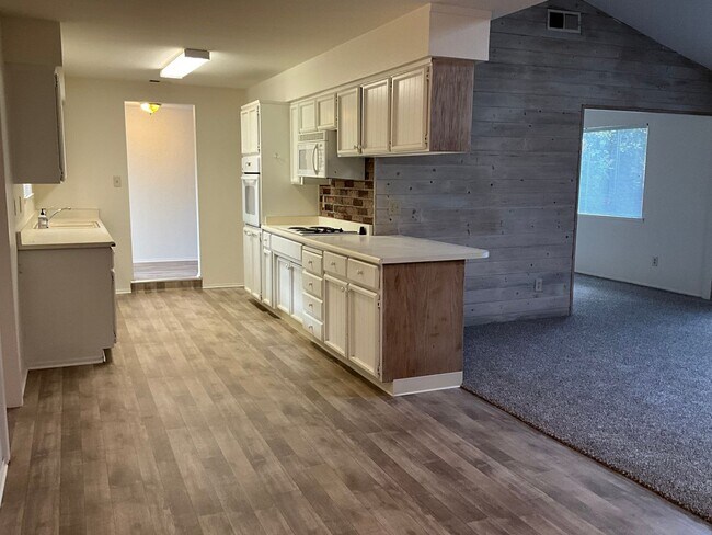 Building Photo - SPACIOUS 3 BED HOME IN ROCKLIN!!