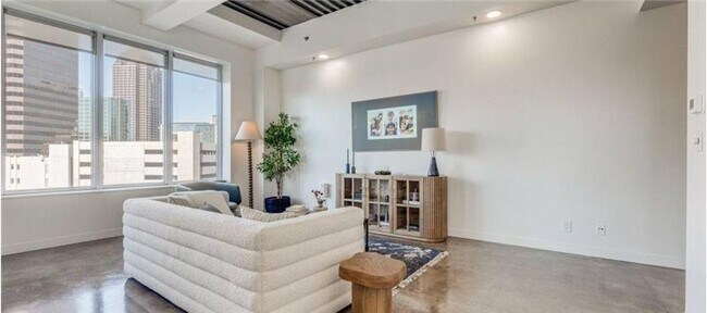 Building Photo - 301 N Akard St