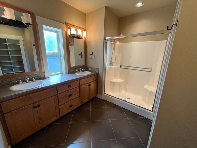 Building Photo - Landscape Maintenance Included! Spacious 3 Bed/2.5 Bath Home in SW Bend - Elder Ridge Street