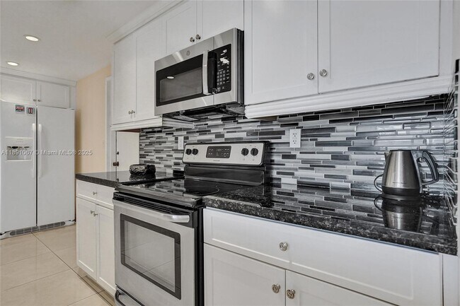 Building Photo - 1833 S Ocean Dr