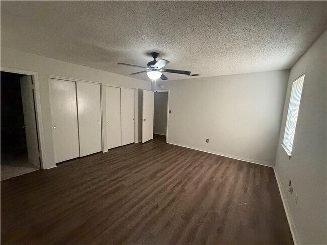 Building Photo - 1513 Deerwood Dr E