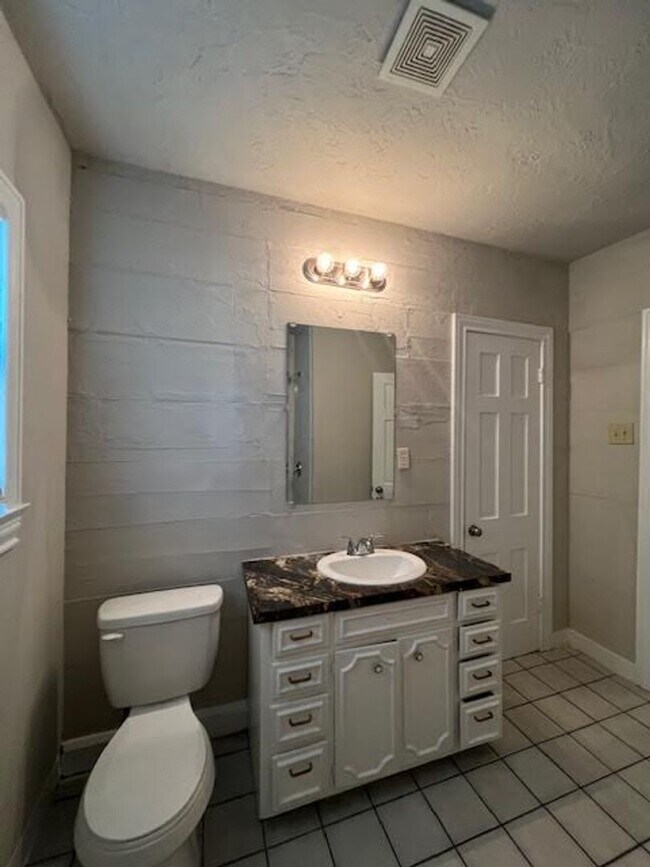 Building Photo - 3619 Fort Ave