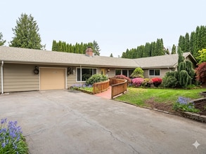 Building Photo - 1536 Maple Ln