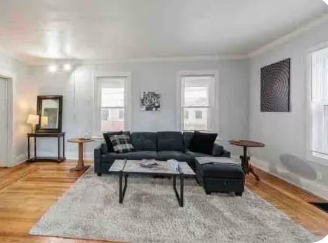 Building Photo - 4 bed with office 1.5 bath Urban Artsy Home