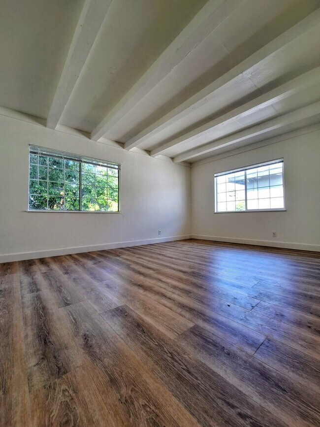 Building Photo - 1652 Crucero Dr