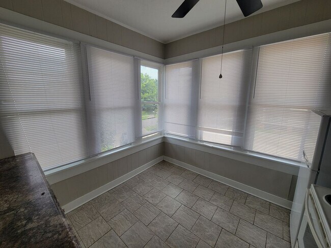 Building Photo - Charming 2-Bedroom Upstairs Apartment off ...