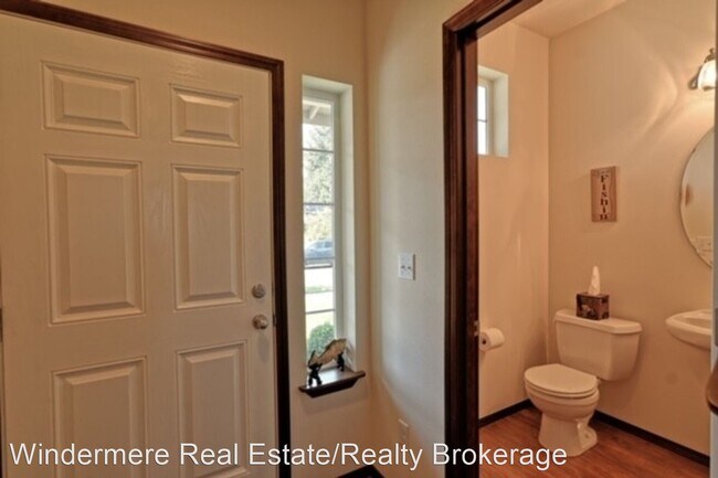 Building Photo - 3 br, 2.5 bath House - 6929 61st Dr NE