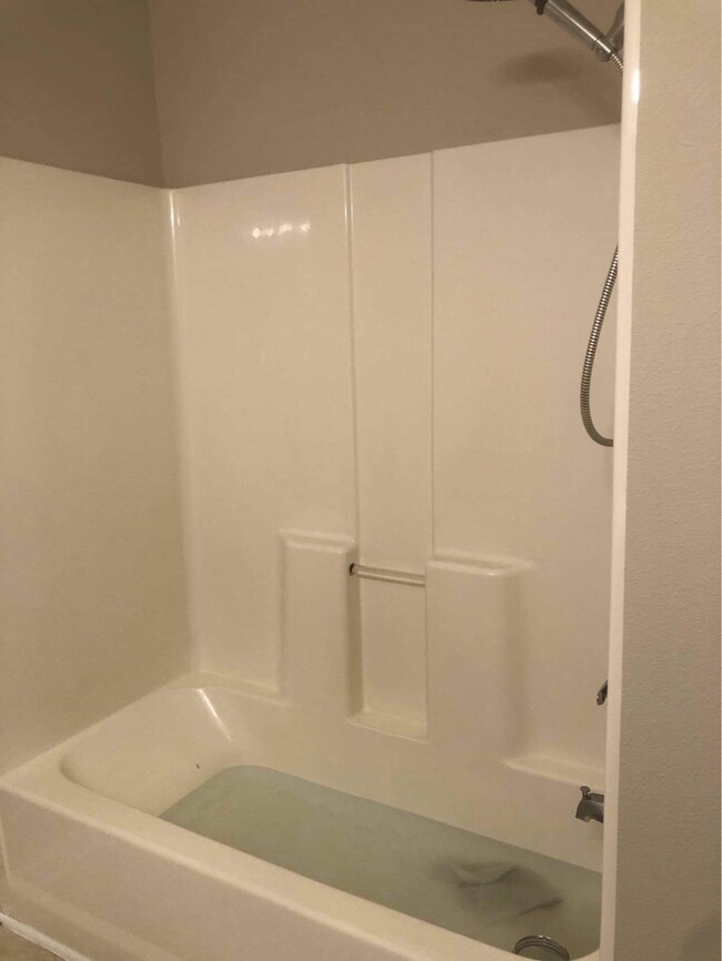 2nd bathroom tub - 13800 Herons Landing Way