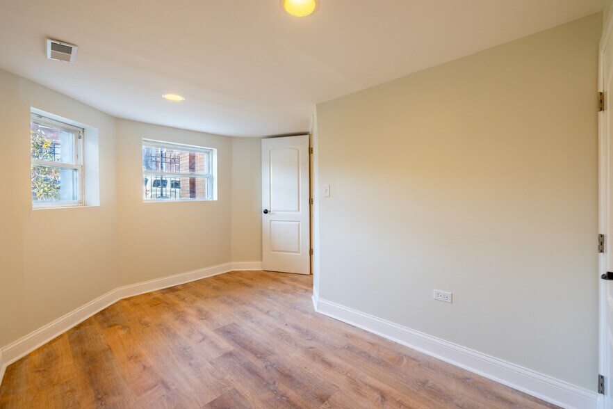 Building Photo - 2235 N Springfield Ave