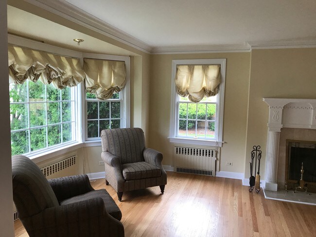 Living Room (View a) - 1714 Greendale Ave
