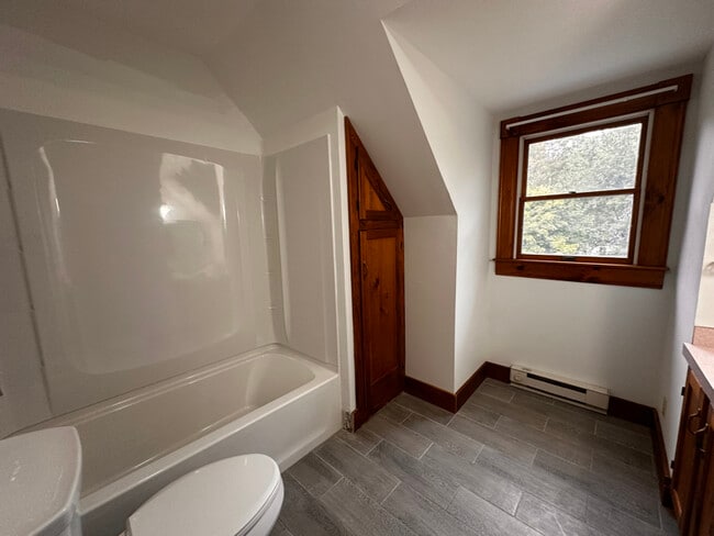 Building Photo - 6 Crescent St