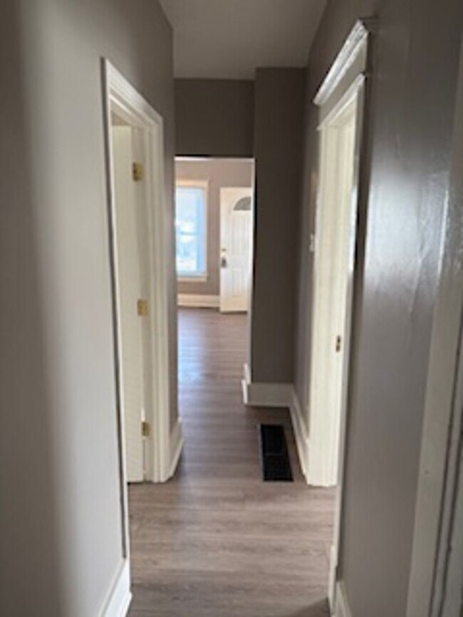 Building Photo - 2 Bedroom 1 Bathroom Home Available Now