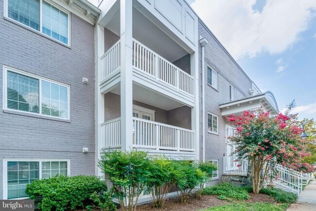 Building Photo - 4129 S Four Mile Run Dr
