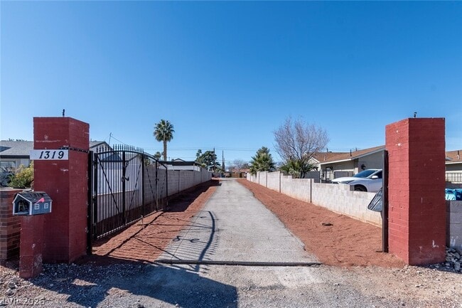 Building Photo - 1319 S Lindell Rd