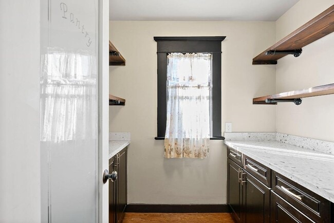 Building Photo - Charming 2-Bed 2-Bath Tacoma Craftsman | S...