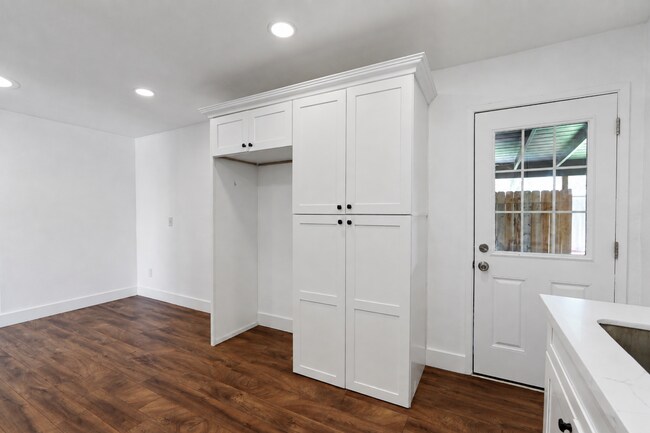 Building Photo - 8840 San Vicente Ave