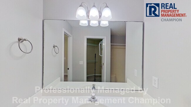 Building Photo - Ground Level Condo with Community Pool