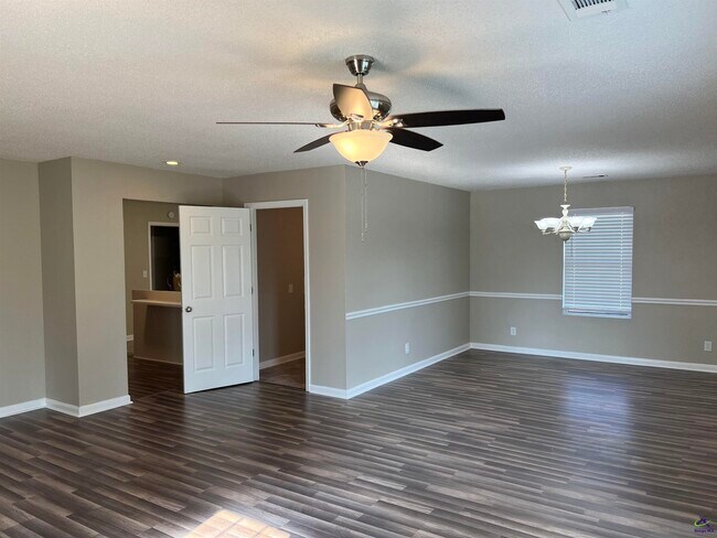 Building Photo - 203 Bryson Way