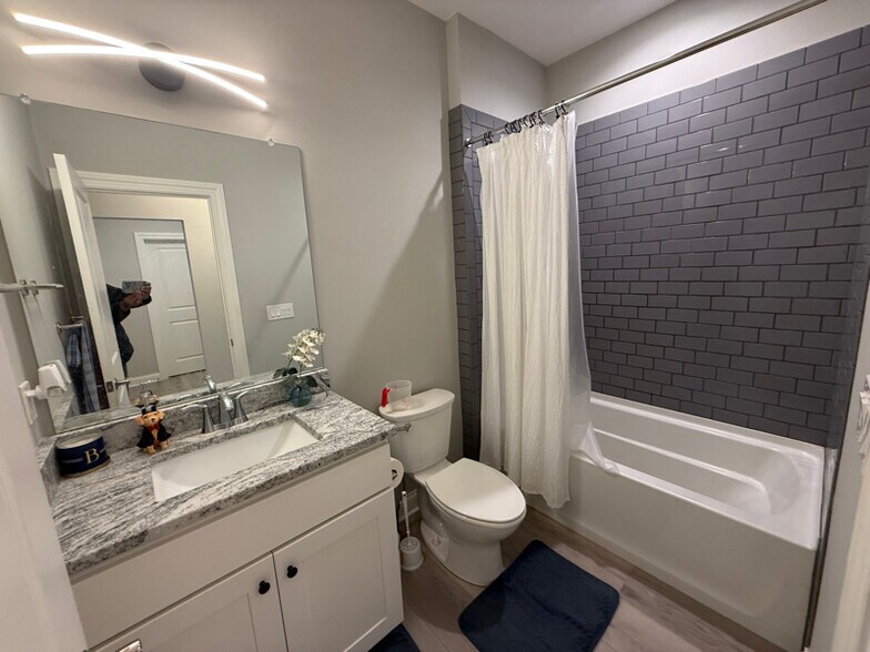 Building Photo - 391 Village Ln