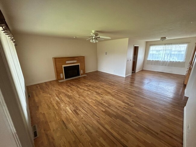 Building Photo - 4 Bed/2Bath home with large yard near scho...