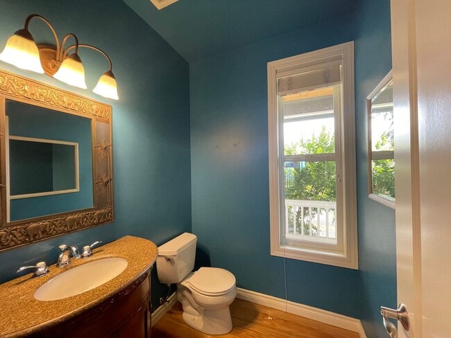 Building Photo - Spacious 5-Bedroom Home with Cascade & Val...