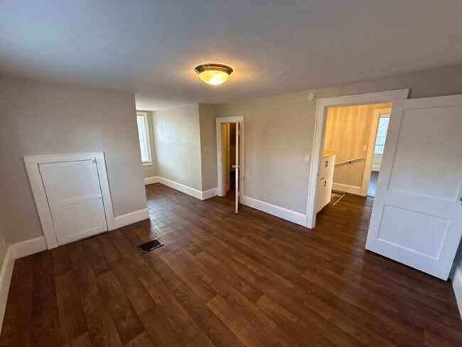 Building Photo - 1615 D St NE