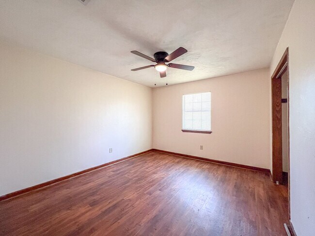 Building Photo - Peaceful 2 bedroom off Lake Jackson