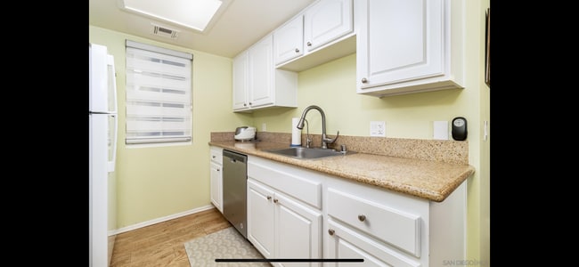 Building Photo - 15094 Avenida Venusto