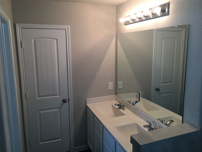Building Photo - 2111 Ethan Dr