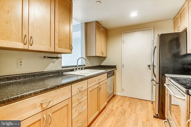 Building Photo - 1530 Key Blvd
