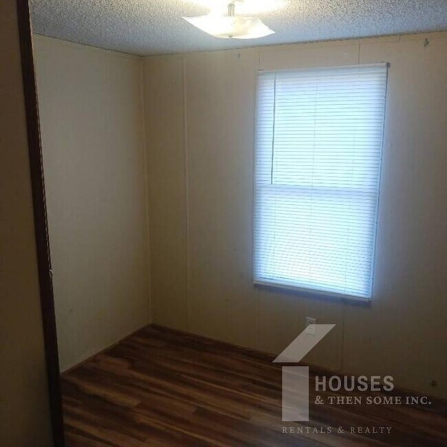 Building Photo - 108 Smiley Dr