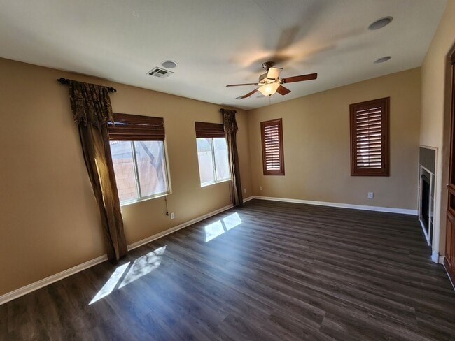 Building Photo - Stunning 4 Bed 3 Bath 2 Story Home with Loft