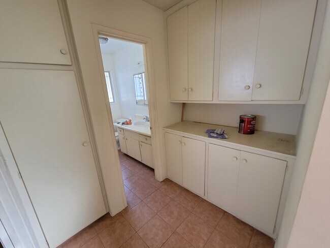 Building Photo - 564 Oleander Dr