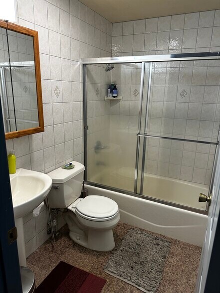 both room - 1958 44th Ave