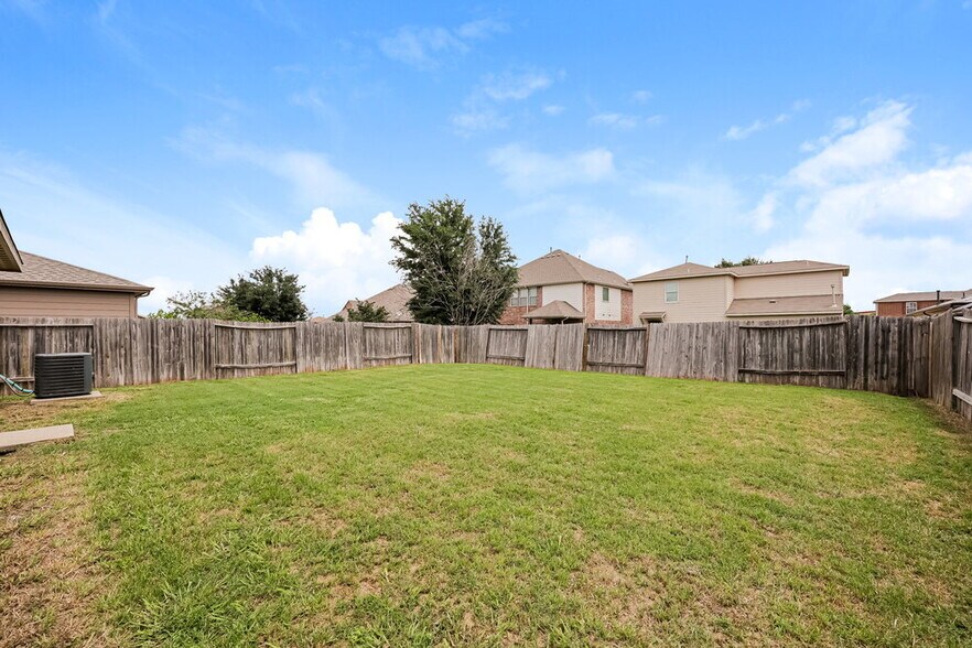 Building Photo - 10009 Quail Glen Dr