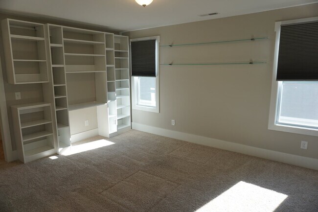 Building Photo - 4BR/3.5BA Home in the Gated Community of R...