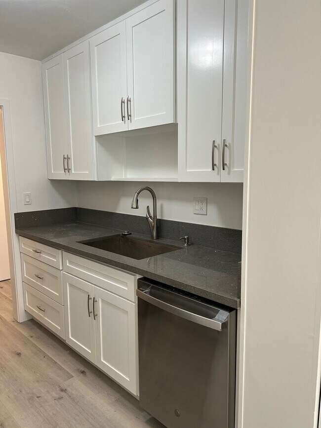 Building Photo - RENOVATED 1 BDRM-HARDWOOD FL,STAINLESS STE...