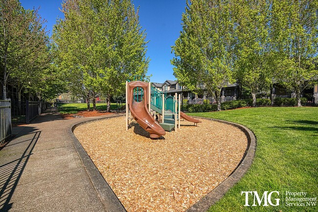 Building Photo - Gorgeous Two Bedroom Townhome in Hillsboro!