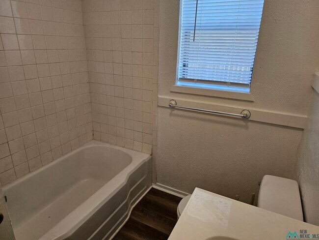 Building Photo - 921 W 16th St