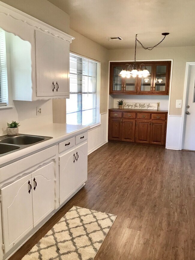Building Photo - Beautifully Updated Vintage Home!