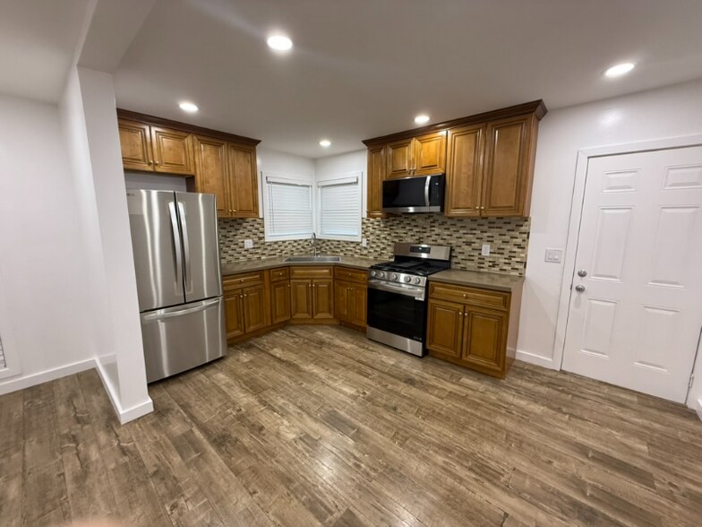 Building Photo - 317 W 76th St