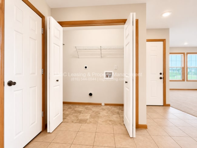 Building Photo - Beautiful Ranch-Style Duplex in Peculiar, MO - Available 09/22/26